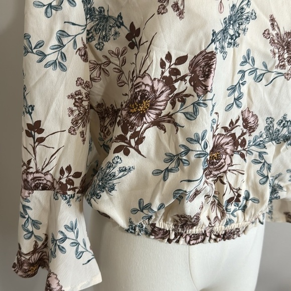 SALTWATER LUXE LA Top Blouse 3/4 Sleeves Cream Blue Floral size Large L Gathered - Picture 3 of 7